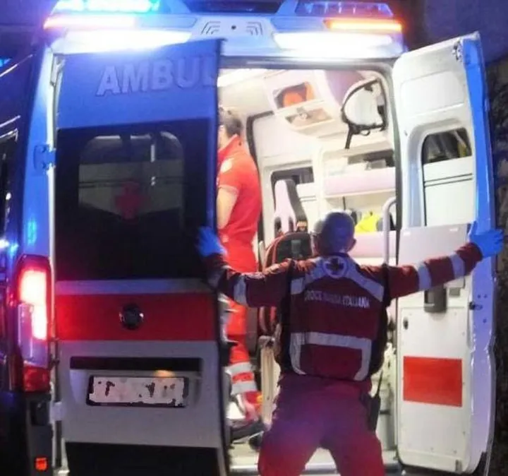 Il giovane è stato trasportato al pronto soccorso dell’ospedale di Cona