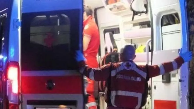 Il giovane è stato trasportato al pronto soccorso dell’ospedale di Cona
