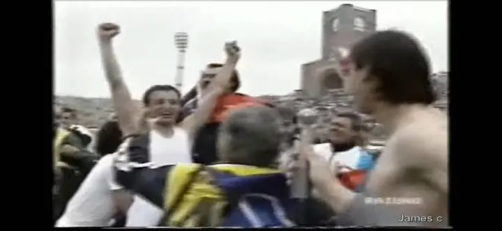 L’esultanza di Franco Ermini al termine di quel Bologna-Ancona che il 7 giugno 1992 sancì la promozione della squadra dorica per la prima volta in serie A