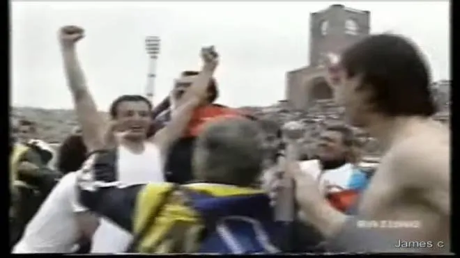 L’esultanza di Franco Ermini al termine di quel Bologna-Ancona che il 7 giugno 1992 sancì la promozione della squadra dorica per la prima volta in serie A