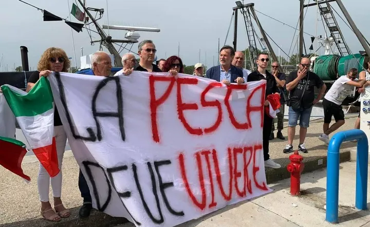 La protesta dei pescatori e politici di Fratelli d’Italia a Porto Garibaldi