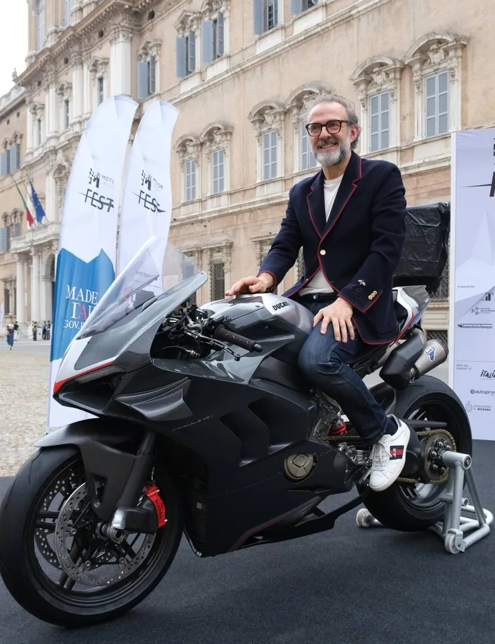 Lo chef pluristellato Massimo Bottura in sella alla sua Ducati durante il Mortor Valley Fest