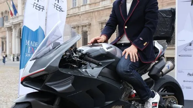 Lo chef pluristellato Massimo Bottura in sella alla sua Ducati durante il Mortor Valley Fest