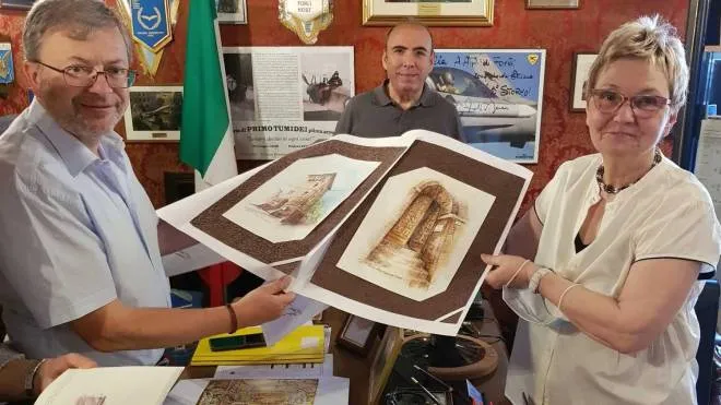 La pittrice Angela Suozzo con due degli acquerelli che ha donato all’associazione, con il presidente della stessa Renato Cappelli