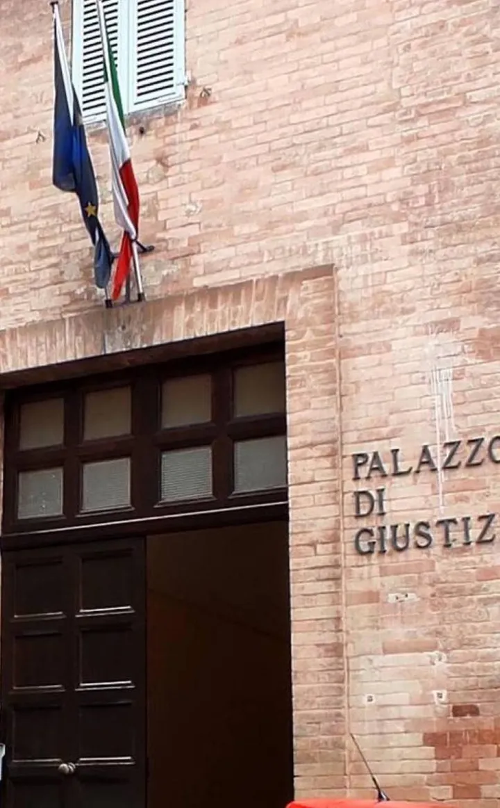 L’ingresso in via Raffaello del tribunale di Urbino