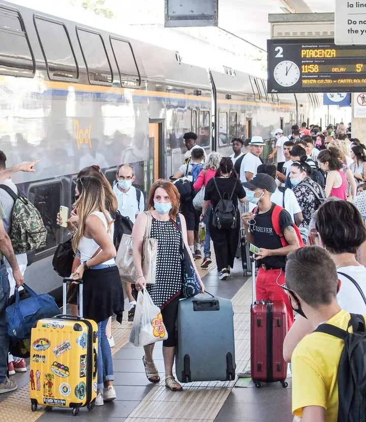 Turisti alla stazione: il treno è un mezzo scelto da un numero sempre maggiore di persone per andare in vacanza