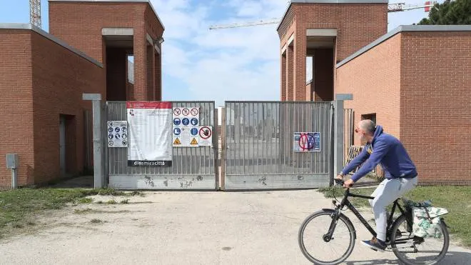 Il cantiere del nuovo palasport: i lavori sono fermi da metà aprile, dopo l’interdittiva antimafia (. Foto Fabrizio Zani