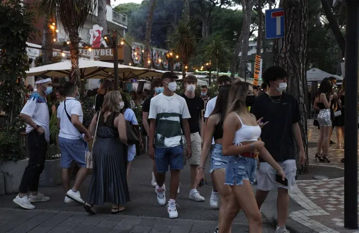 Strade invase dai giovanissimi a Milano Marittima in una foto dell’anno scorso