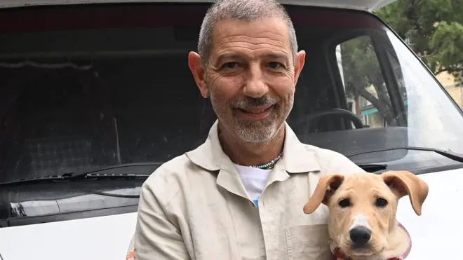 Antonio Sante Schiattone, 58 anni, con il suo cane 8tto e il camper ’That’s Amore Adventure’