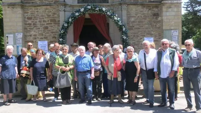 Un gruppo di pellegrini davanti alla chiesa di Montepaolo in onore di Sant’Antonio