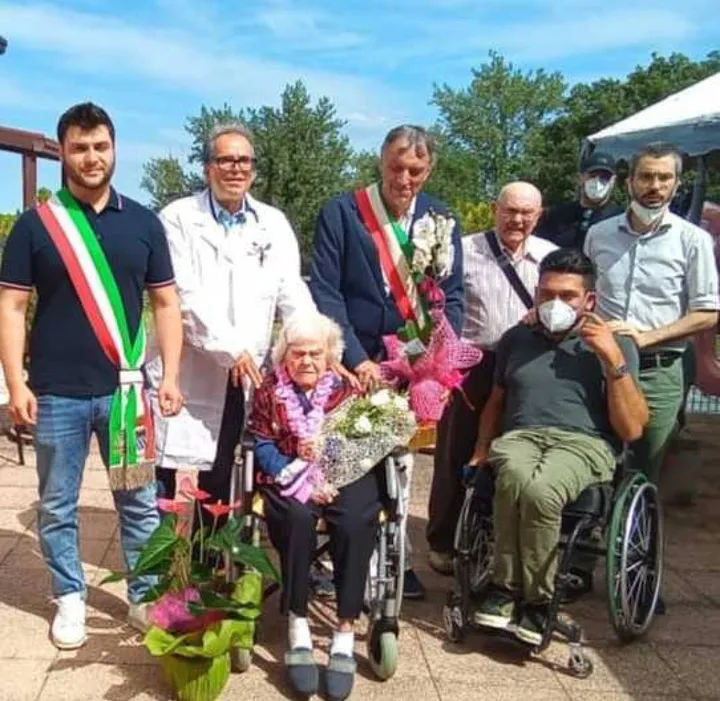 Con un mazzo di fiori, la signora Maria Lazzaretti, di 102 anni