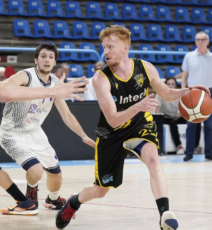Il playmaker lituano Domantas Seskus, classe 1992, va a canestro contro Ferrara Basket 2018 nella serie finale per la promozione in serie B (Isolapress)