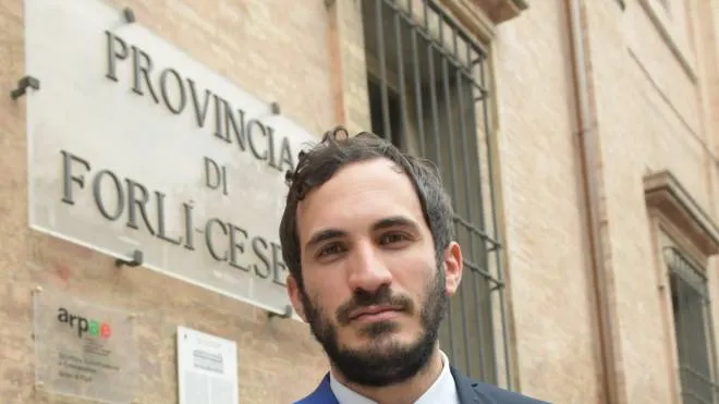 Enzo Lattuca, sindaco di Cesena, guida da dicembre anche l’amministrazione di piazza Morgagni: sopra, indossa la fascia blu di presidente fuori dalla sede