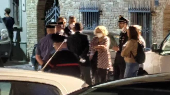 Il pm Maria Letizia Fucci davanti alla casa in cui si è consumata la tragedia attorniata dai militari delle locali stazioni
