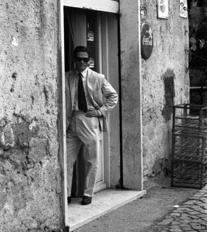 Pier Paolo Pasolini in una foto del 1975 sul set di ’Comizi d’amore’