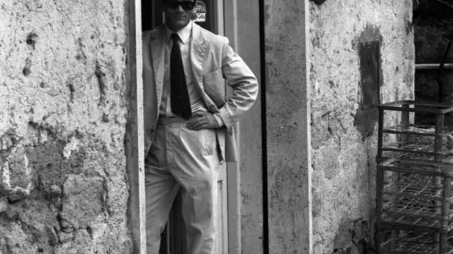 Pier Paolo Pasolini in una foto del 1975 sul set di ’Comizi d’amore’
