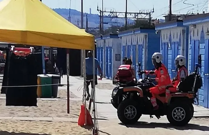 Il personale della Croce Gialla durante un servizio di primo soccorso in spiaggia con il quad: il presidio sarà attivo da oggi al 31 agosto
