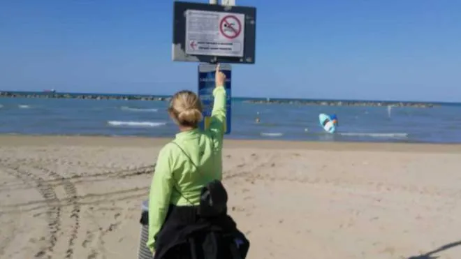 Un cartello in spiaggia per comunicare il divieto di balneazione