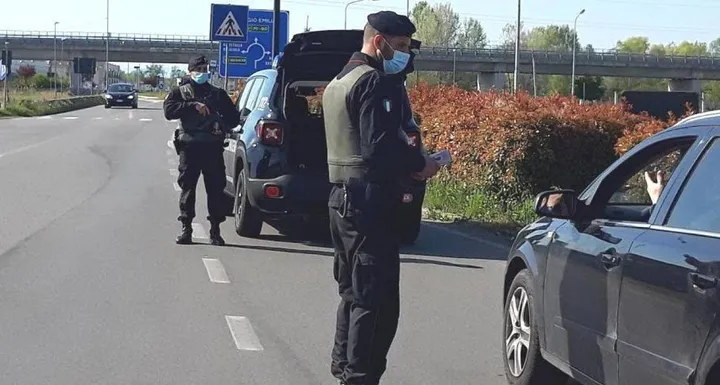 I carabinieri mentre svolgono l’attività di presidio sulle strade