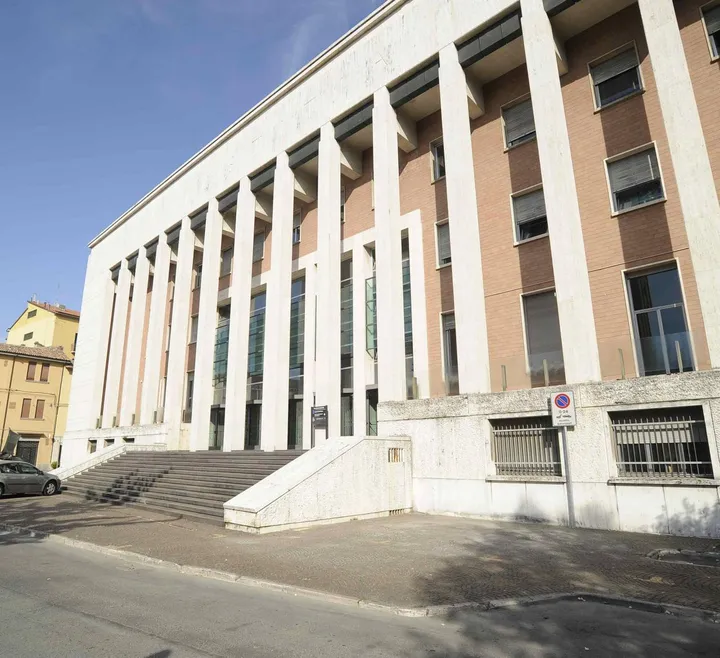 La facciata del tribunale di Forlì sul lato di piazza XX Settembre