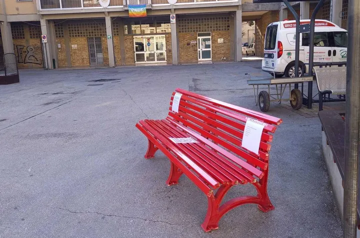 Una panchina. rossa davanti all’ingresso del Comune, in piazza Risorgimento