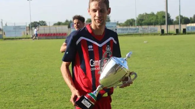 Michele Demaio esulta, tre anni fa, con la Coppa del Memorial Presidenti. Ieri un suo gol non è servito a salvare il Cavriago