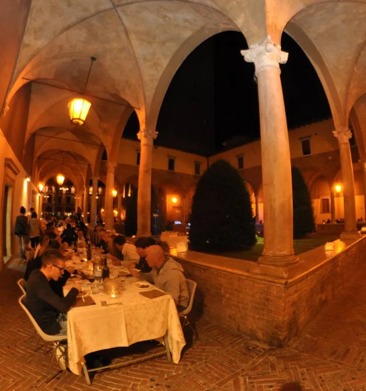 Una cena nel chiostro di San Mercuriale (Frasca). . I partecipanti sosterranno Aibws e le famiglie dei piccoli pazienti, affetti da iperaccrescimento