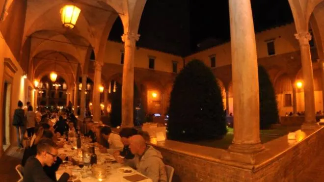Una cena nel chiostro di San Mercuriale (Frasca). . I partecipanti sosterranno Aibws e le famiglie dei piccoli pazienti, affetti da iperaccrescimento