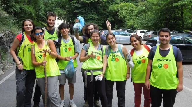 Giovani volontari. partecipanti a interventi nel parco nazionale