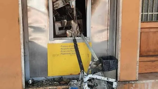 Il Postamat guelfese distrutto dall’esplosione e dalle fiamme