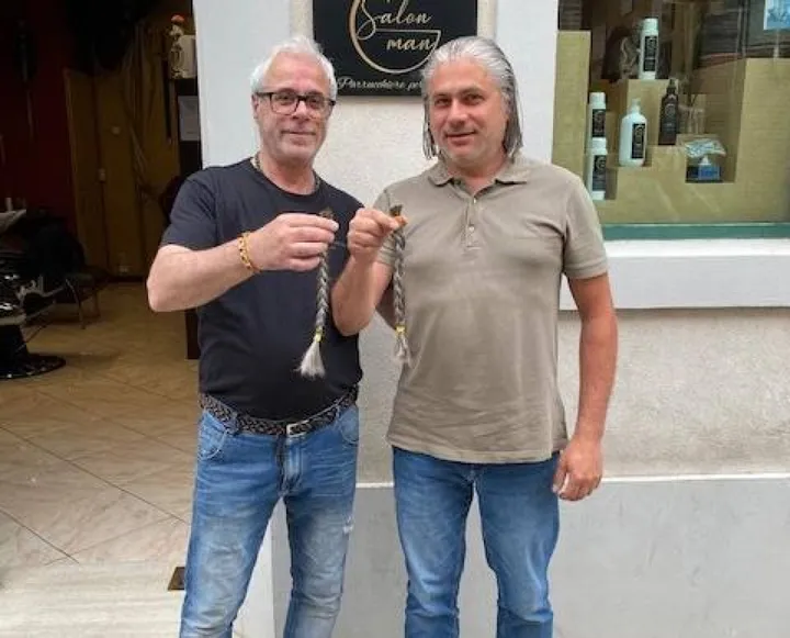 Giorgio Buongarzoni del Salon Man. con un cliente che ha donato una ciocca