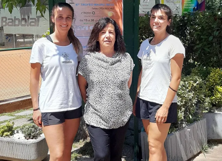 Al centro, la presidente del Circolo Tennis Cacciari di Imola, Vittoria Zoli in compagnia delle tenniste Martina Balducci e Sofia Bardi