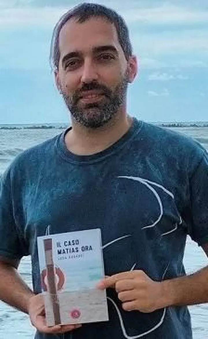 Lo scrittore cesenate Luca Casadei con il suo libro ’Il caso Matias Ora’