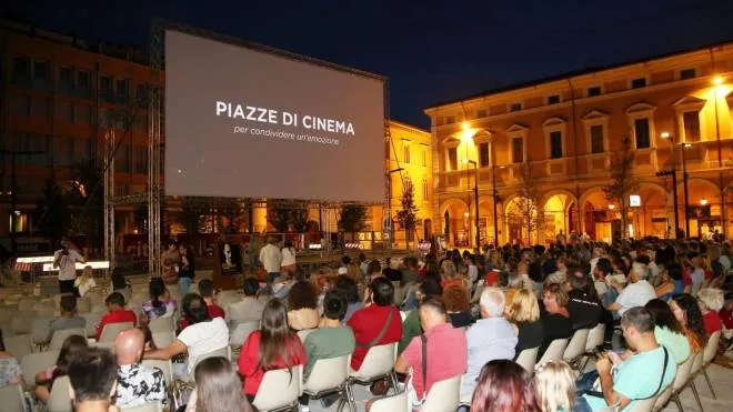 Una proiezione di Piazze di Cinema in piazza della Libertà (foto Luca Ravaglia)