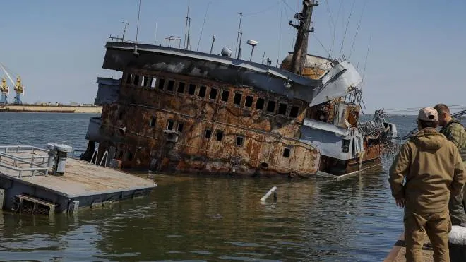 Una nave ucraina bombardata. e affondata dai russi nel porto di Mariupol. Lo scalo è stato pesantemente attaccato