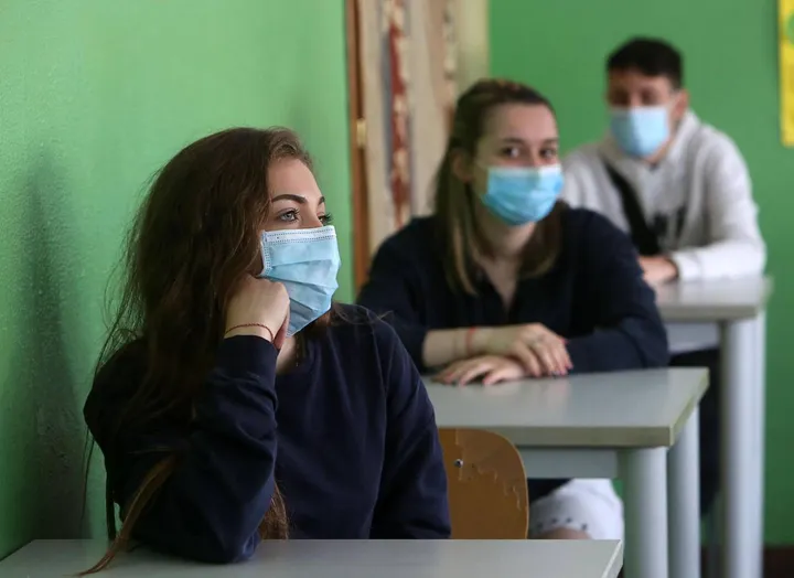 Studenti delle superiori con la mascherina in classe (repertorio)
