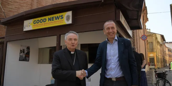 Il vescovo Livio Corazza con il giornalista Alessandro Rondoni, che ha donato lo spazio alla città e alla diocesi