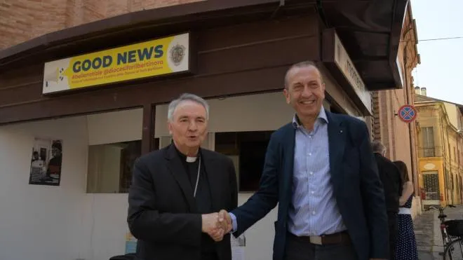 Il vescovo Livio Corazza con il giornalista Alessandro Rondoni, che ha donato lo spazio alla città e alla diocesi