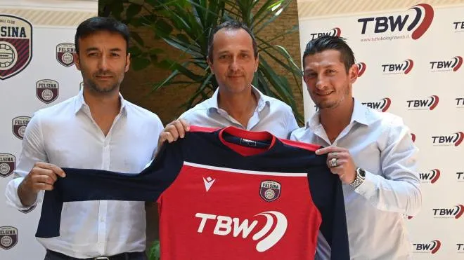 Da sinistra l’allenatore Alessandro Ansaloni, il presidente Alberto Verni e il direttore sportivo Simone Paselli (Schicchi)