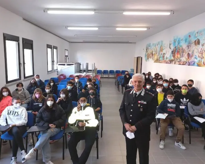 Il tenente colonnello Regni in classe assieme agli studenti durante una lezione