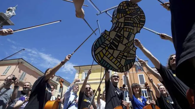 L’invasione dei violoncelli a Ravenna (foto Zani - Casadio)