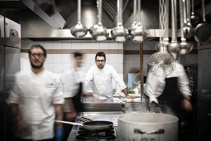 Daniele Patti con la sua giovanissima brigata di cucina de «Lo Scudiero»