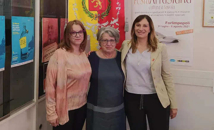 Da sinistra: L’assessore Elisa Bedei, la signora Versari. e la sindaca Milena Garavini