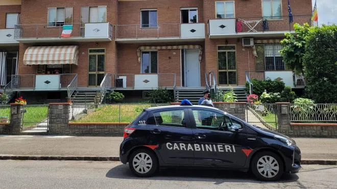 I carabinieri a Soliera davanti alla casa dove si è consumato il dramma