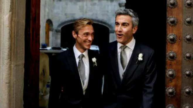 Un ‘matrimonio’ gay in una foto d’archivio. Il caso di Burdio ha scatenato il popolo dei social