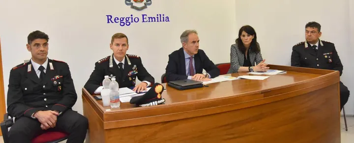 Al tavolo da sinistra il comandante provinciale Milani, il procuratore Paci e la pm Stignani