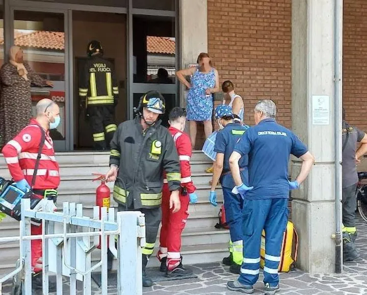 I soccorsi sul luogo dell’incendio, in via in via Turati nel centro di Guastalla