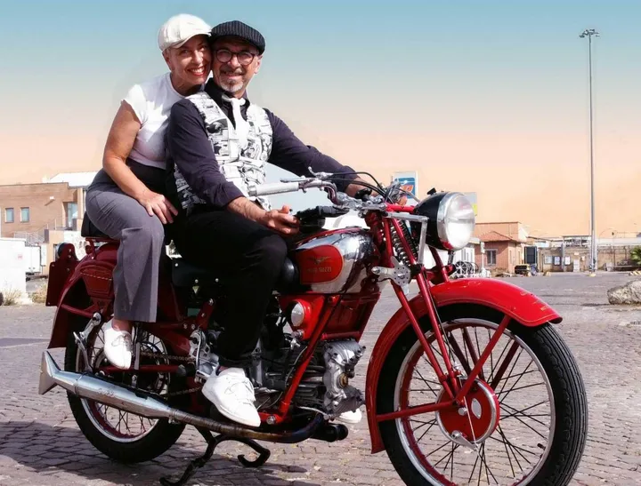 Piero Michelangeli, in arte Mago Pierre con la moglie e la moto Guzzi