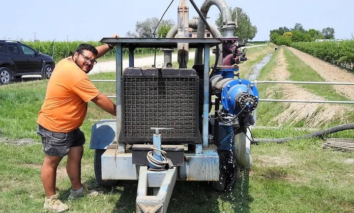 Un agricoltore in Bassa Romagna alle prese con l’irrigazione dei suoi terreni
