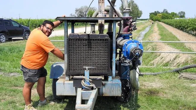 Un agricoltore in Bassa Romagna alle prese con l’irrigazione dei suoi terreni